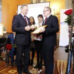 Kielce. 03.12.2019. Gala "świętokrzyscy Burzyciele Barier im. Anny Sowy". Statuetkę dla Jerzego Kolarza - starosty buskiego wręcza Andrzej Michalski - dyrektor świętokrzyskiego oddziału Państwowego Funduszu Rehabilitacji Osób Niepełnosprawnych / Wiktor Taszłow / Radio Kielce