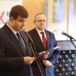 Kielce. 03.12.2019. Gala "świętokrzyscy Burzyciele Barier im. Anny Sowy". Na zdjęciu (od lewej): Mikołaj Maciejewski - rzecznik świętokrzyskiego oddziału Państwowego Funduszu Rehabilitacji Osób Niepełnosprawnych, Andrzej Michalski - dyrektor świętokrzyskiego oddziału Państwowego Funduszu Rehabilitacji Osób Niepełnosprawnych / Wiktor Taszłow / Radio Kielce