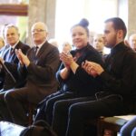 Kielce. 03.12.2019. Gala "świętokrzyscy Burzyciele Barier im. Anny Sowy". Na zdjęciu (od prawej): Piotr Franiek, Anna Pluta - prezes Świętokrzyskiego Stowarzyszenia Pomocy Osobom z Chorobą Parkinsona w Kielcach, Stefan Bąk - członek Zarządu Powiatu w Kielcach, Jerzy Kolarz - starosta buski / Wiktor Taszłow / Radio Kielce