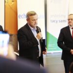 Kielce. 03.12.2019. Gala "świętokrzyscy Burzyciele Barier im. Anny Sowy". Na zdjęciu (od lewej): Jarosław Machnicki - dyrektor Wojewódzkiego Domu Kultury, Andrzej Michalski - dyrektor świętokrzyskiego oddziału Państwowego Funduszu Rehabilitacji Osób Niepełnosprawnych / Wiktor Taszłow / Radio Kielce