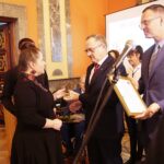 Kielce. 03.12.2019. Gala "świętokrzyscy Burzyciele Barier im. Anny Sowy". Statuetkę dla Anny Pluty - prezes Świętokrzyskiego Stowarzyszenia Pomocy Osobom z Chorobą Parkinsona w Kielcach wręcza Andrzej Michalski - dyrektor świętokrzyskiego oddziału Państwowego Funduszu Rehabilitacji Osób Niepełnosprawnych / Wiktor Taszłow / Radio Kielce