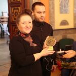 Kielce. 03.12.2019. Gala "świętokrzyscy Burzyciele Barier im. Anny Sowy". Na zdjęciu (od lewej): Anna Pluta - prezes Świętokrzyskiego Stowarzyszenia Pomocy Osobom z Chorobą Parkinsona w Kielcach, Piotr Franiek / Wiktor Taszłow / Radio Kielce