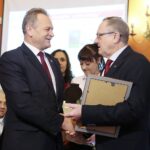 Kielce. 03.12.2019. Gala "świętokrzyscy Burzyciele Barier im. Anny Sowy". Statuetkę dla Jerzego Kolarza - starosty buskiego wręcza Andrzej Michalski - dyrektor świętokrzyskiego oddziału Państwowego Funduszu Rehabilitacji Osób Niepełnosprawnych / Wiktor Taszłow / Radio Kielce