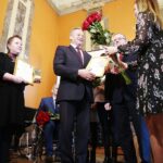 Kielce. 03.12.2019. Gala "świętokrzyscy Burzyciele Barier im. Anny Sowy". Statuetkę dla Jerzego Kolarza - starosty buskiego wręcza Andrzej Michalski - dyrektor świętokrzyskiego oddziału Państwowego Funduszu Rehabilitacji Osób Niepełnosprawnych / Wiktor Taszłow / Radio Kielce