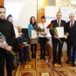 Kielce. 03.12.2019. Gala "świętokrzyscy Burzyciele Barier im. Anny Sowy". Na zdjęciu (od lewej): Piotr Franiek, Anna Pluta - prezes Świętokrzyskiego Stowarzyszenia Pomocy Osobom z Chorobą Parkinsona w Kielcach, Zbigniew Mondzik - przyjaciel osób niepełnosprawnych, Gabriela Rubak i Ewa Bąk z fundacji "Szansa dla Niewidomych", Jerzy Kolarz - starosta buski, Andrzej Michalski - dyrektor świętokrzyskiego oddziału Państwowego Funduszu Rehabilitacji Osób Niepełnosprawnych / Wiktor Taszłow / Radio Kielce