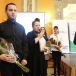 Kielce. 03.12.2019. Gala "świętokrzyscy Burzyciele Barier im. Anny Sowy". Na zdjęciu (od lewej): Piotr Franiek, Anna Pluta - prezes Świętokrzyskiego Stowarzyszenia Pomocy Osobom z Chorobą Parkinsona w Kielcach, Gabriela Rubak i Ewa Bąk z fundacji "Szansa dla Niewidomych", Andrzej Michalski - dyrektor świętokrzyskiego oddziału Państwowego Funduszu Rehabilitacji Osób Niepełnosprawnych / Wiktor Taszłow / Radio Kielce