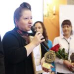 Kielce. 03.12.2019. Gala "świętokrzyscy Burzyciele Barier im. Anny Sowy". Przemawia Anna Pluta - prezes Świętokrzyskiego Stowarzyszenia Pomocy Osobom z Chorobą Parkinsona w Kielcach / Wiktor Taszłow / Radio Kielce