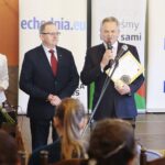 Kielce. 03.12.2019. Gala "świętokrzyscy Burzyciele Barier im. Anny Sowy". Na zdjęciu (od lewej): Ewa Bąk z fundacji "Szansa dla Niewidomych", Andrzej Michalski - dyrektor świętokrzyskiego oddziału Państwowego Funduszu Rehabilitacji Osób Niepełnosprawnych, Jerzy Kolarz - starosta buski / Wiktor Taszłow / Radio Kielce