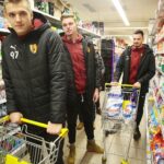 Kielce. 03.12.2019. Piłkarze Korony Kielce włączyli się w akcję Szlachetnej Paczki. Na zdjęciu (od lewej): Jakub Osobiński - bramkarz, Paweł Sokół - bramkarz, Luka Kukić - bramkarz / Wiktor Taszłow / Radio Kielce