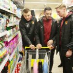 Kielce. 03.12.2019. Piłkarze Korony Kielce włączyli się w akcję Szlachetnej Paczki. Na zdjęciu (od lewej): Jakub Osobiński - bramkarz, Luka Kukić - bramkarz, Paweł Sokół - bramkarz / Wiktor Taszłow / Radio Kielce