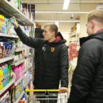 Kielce. 03.12.2019. Piłkarze Korony Kielce włączyli się w akcję Szlachetnej Paczki. Na zdjęciu (od lewej):  Jakub Osobiński - bramkarz, Paweł Sokół - bramkarz / Wiktor Taszłow / Radio Kielce