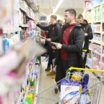 Kielce. 03.12.2019. Piłkarze Korony Kielce włączyli się w akcję Szlachetnej Paczki. Na zdjęciu (na pierwszym planie): Luka Kukić - bramkarz / Wiktor Taszłow / Radio Kielce