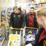 Kielce. 03.12.2019. Piłkarze Korony Kielce włączyli się w akcję Szlachetnej Paczki. Na zdjęciu (od lewej): Jakub Osobiński - bramkarz, Aleksandra Kopeć - koordynator Szlachetnej Paczki, Luka Kukić - bramkarz, Paweł Sokół - bramkarz / Wiktor Taszłow / Radio Kielce