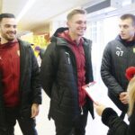 Kielce. 03.12.2019. Piłkarze Korony Kielce włączyli się w akcję Szlachetnej Paczki. Na zdjęciu (od lewej): Luka Kukić - bramkarz, Paweł Sokół - bramkarz, Jakub Osobiński - bramkarz / Wiktor Taszłow / Radio Kielce