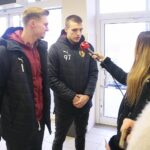 Kielce. 03.12.2019. Piłkarze Korony Kielce włączyli się w akcję Szlachetnej Paczki. Na zdjęciu (od lewej): Paweł Sokół - bramkarz, Jakub Osobiński - bramkarz / Wiktor Taszłow / Radio Kielce