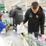 Kielce. 03.12.2019. Piłkarze Korony Kielce włączyli się w akcję Szlachetnej Paczki. Na zdjęciu (od lewej): Luka Kukić - bramkarz, Paweł Sokół - bramkarz, Jakub Osobiński - bramkarz / Wiktor Taszłow / Radio Kielce