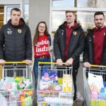 Kielce. 03.12.2019. Piłkarze Korony Kielce włączyli się w akcję Szlachetnej Paczki. Na zdjęciu (od lewej): Jakub Osobiński - bramkarz, Aleksandra Kopeć - koordynator Szlachetnej Paczki, Paweł Sokół - bramkarz, Luka Kukić - bramkarz / Wiktor Taszłow / Radio Kielce