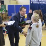 04.12.2019 Kielce. Otwarcie ośrodka szkolenia bilardowego w SP nr 1 na Bocianku. Nagrody uczniom wręczają: Żaneta Szczepaniak - dyrektor SP nr 1 w Kielcach i Grzegorz Kędzierski - prezes PZBil / Wiktor Taszłow / Radio Kielce