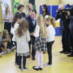 04.12.2019 Kielce. Otwarcie ośrodka szkolenia bilardowego w SP nr 1 na Bocianku. Nagrody uczniom wręcza Grzegorz Kędzierski - prezes PZBil / Wiktor Taszłow / Radio Kielce