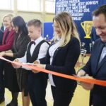 04.12.2019 Kielce. Otwarcie ośrodka szkolenia bilardowego w SP nr 1 na Bocianku. Na zdjęciu (od lewej): Kazimierz Mądzik - świętokrzyski kurator oświaty, Marcin Rózycki - wiceprezydent Kielc, Renata Janik - wicemarszałek województwa, Żaneta Szczepaniak - dyrektor SP nr 1 w Kielcach, Wiktor Wicha - uczeń, Joanna Winiarska - kielecka radna i Grzegorz Kędzierski - prezes PZBil / Wiktor Taszłow / Radio Kielce