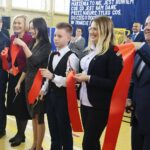 04.12.2019 Kielce. Otwarcie ośrodka szkolenia bilardowego w SP nr 1 na Bocianku. Na zdjęciu (od lewej): Kazimierz Mądzik - świętokrzyski kurator oświaty, Marcin Rózycki - wiceprezydent Kielc, Renata Janik - wicemarszałek województwa, Żaneta Szczepaniak - dyrektor SP nr 1 w Kielcach, Wiktor Wicha - uczeń, Joanna Winiarska - kielecka radna i Grzegorz Kędzierski - prezes PZBil / Wiktor Taszłow / Radio Kielce