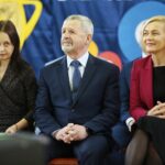 04.12.2019 Kielce. Otwarcie ośrodka szkolenia bilardowego w SP nr 1 na Bocianku. Na zdjęciu (od lewej): Żaneta Szczepaniak - dyrektor SP nr 1 w Kielcach, Kazimierz Mądzik - świętokrzyski kurator oświaty i Renata Janik - wicemarszałek województwa / Wiktor Taszłow / Radio Kielce