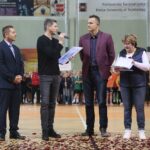 Kielce. 04.12.2019. Zakończenie XVI Turnieju " Małej Ligi Piłki Ręcznej". Na zdjęciu (od lewej): Kamil Dziewit - rzecznik prasowy Politechniki Świętokrzyskiej , Rafał Matys - prezes Klubu Uczelnianego AZS PŚ, Radosław Wasiak - dyrektor ds. sportowych klubu Vive Tauron Kielce, Grażyna Jarosz - prezes Fundacji VIVE Serce Dzieciom / Wiktor Taszłow / Radio Kielce