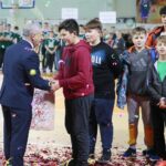 Kielce. 04.12.2019. Zakończenie XVI Turnieju " Małej Ligi Piłki Ręcznej". Puchar wręcza Kazimierz Mądzik - świętokrzyski kurator oświaty / Wiktor Taszłow / Radio Kielce