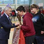 Kielce. 04.12.2019. Zakończenie XVI Turnieju " Małej Ligi Piłki Ręcznej". Puchar wręcza Kazimierz Mądzik - świętokrzyski kurator oświaty / Wiktor Taszłow / Radio Kielce