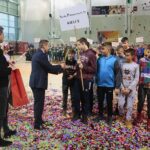 Kielce. 04.12.2019. Zakończenie XVI Turnieju " Małej Ligi Piłki Ręcznej". Puchar wręczają Kamil Dziewit - rzecznik prasowy Politechniki Świętokrzyskiej , Rafał Matys - prezes Klubu Uczelnianego AZS PŚ / Wiktor Taszłow / Radio Kielce