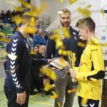 Kielce. 04.12.2019. Zakończenie XVI Turnieju " Małej Ligi Piłki Ręcznej". Puchar wręczają Mateusz Jachlewski i Andreas Wolff / Wiktor Taszłow / Radio Kielce