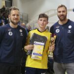 Kielce. 04.12.2019. Zakończenie XVI Turnieju " Małej Ligi Piłki Ręcznej". Puchar wręczają Mateusz Jachlewski i Andreas Wolff / Wiktor Taszłow / Radio Kielce