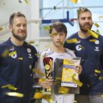Kielce. 04.12.2019. Zakończenie XVI Turnieju " Małej Ligi Piłki Ręcznej". Puchar wręczają Mateusz Jachlewski i Andreas Wolff / Wiktor Taszłow / Radio Kielce