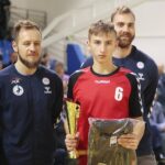 Kielce. 04.12.2019. Zakończenie XVI Turnieju " Małej Ligi Piłki Ręcznej". Puchar wręczają Mateusz Jachlewski i   Andreas Wolff / Wiktor Taszłow / Radio Kielce