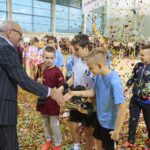 Kielce. 04.12.2019. Zakończenie XVI Turnieju " Małej Ligi Piłki Ręcznej". Puchar wręcza Marian Urban - prezes klubu PGE Vive Kielce / Wiktor Taszłow / Radio Kielce