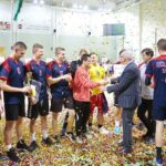 Kielce. 04.12.2019. Zakończenie XVI Turnieju " Małej Ligi Piłki Ręcznej". Puchar wręcza Marian Urban - prezes klubu PGE Vive Kielce / Wiktor Taszłow / Radio Kielce