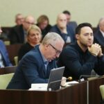 Kielce. 05.12.2019. Sesja Rady Miasta. Na zdjęciu: Jarosław Bukowski - radny, Maciej Bursztein - radny / Wiktor Taszłow / Radio Kielce