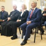 Kielce. 05.12.2019. Otwarcie hostelu dla osób z problemami alkoholowymi i wykluczonych społecznie. Na zdjęciu (od lewej): ksiądz Andrzej Drapała - prezes Stowarzyszenia „Nadzieja Rodzinie”, biskup Jan Piotrowski, Renata Janik - wicemarszałek Województwa Świętokrzyskiego, Kazimierz Mądzik - świętokrzyski kurator oświaty / Wiktor Taszłow / Radio Kielce