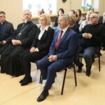 Kielce. 05.12.2019. Otwarcie hostelu dla osób z problemami alkoholowymi i wykluczonych społecznie. Na zdjęciu (od lewej): ksiądz Andrzej Drapała - prezes Stowarzyszenia „Nadzieja Rodzinie”, biskup Jan Piotrowski, Renata Janik - wicemarszałek Województwa Świętokrzyskiego, Kazimierz Mądzik - świętokrzyski kurator oświaty / Wiktor Taszłow / Radio Kielce
