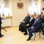 Kielce. 05.12.2019. Otwarcie hostelu dla osób z problemami alkoholowymi i wykluczonych społecznie. Na zdjęciu (od lewej): ksiądz Andrzej Drapała - prezes Stowarzyszenia „Nadzieja Rodzinie”, biskup Jan Piotrowski, Renata Janik - wicemarszałek Województwa Świętokrzyskiego, Kazimierz Mądzik - świętokrzyski kurator oświaty / Wiktor Taszłow / Radio Kielce