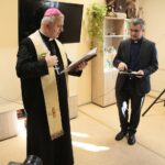 Kielce. 05.12.2019. Otwarcie hostelu dla osób z problemami alkoholowymi i wykluczonych społecznie. Na zdjęciu (od lewej): biskup Jan Piotrowski, ksiądz Andrzej Drapała - prezes Stowarzyszenia „Nadzieja Rodzinie” / Wiktor Taszłow / Radio Kielce