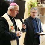 Kielce. 05.12.2019. Otwarcie hostelu dla osób z problemami alkoholowymi i wykluczonych społecznie. Na zdjęciu (od lewej): biskup Jan Piotrowski, ksiądz Andrzej Drapała - prezes Stowarzyszenia „Nadzieja Rodzinie” / Wiktor Taszłow / Radio Kielce