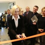 Kielce. 05.12.2019. Otwarcie hostelu dla osób z problemami alkoholowymi i wykluczonych społecznie. Wstęgę przecina Renata Janik - wicemarszałek Województwa Świętokrzyskiego / Wiktor Taszłow / Radio Kielce