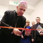 Kielce. 05.12.2019. Otwarcie hostelu dla osób z problemami alkoholowymi i wykluczonych społecznie. Wstęgę przecina biskup Jan Piotrowski / Wiktor Taszłow / Radio Kielce