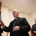 Kielce. 05.12.2019. Otwarcie hostelu dla osób z problemami alkoholowymi i wykluczonych społecznie. Na zdjęciu: biskup Jan Piotrowski / Wiktor Taszłow / Radio Kielce