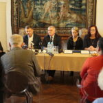 09.10.2019. Kielce. Prezentacja kolejnego etapu prac w projekcie: "Modernizacja Muzeum Archeologicznego w Wiślicy jako Oddziału Muzeum Narodowego w Kielcach wraz z otoczeniem w celu zabezpieczenia i ochrony unikatowych obiektów dziedzictwa narodowego". Od lewej: Urszula Kinder - rzecznik prasowy, Robert Kotowski - dyrektor Muzeum Narodowego w Kielcach, Andrzej Bętkowski - marszałek województwa świętokrzyskiego, Magdalena Klamka - zastępca dyrektora ds. administracyjnych i Gabriela Kiełtyka-Sołtysiak - kierownik Muzeum Archeologicznego w Wiślicy / Wiktor Taszłow / Radio Kielce