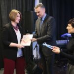 07.12.2019. Kielce. Wręczenie nagród w konkursie "księżka przyjazna dziecku". Na zdjęciu (od lewej): Emilia Kiereś, Grzegorz Sowiński - zastępca dyrektora Wydziału Edukacji Kultury i Sportu w kieleckim ratuszu, Anna Tyszewicz - Obara,