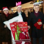 Kielce. 07.12.2019. Parlamentarzyści włączyli się w akcję Szlachetna Paczka. Na zdjęciu (od lewej): Marianna Noworycka - Gniatkowska - radna, Piotr Wawrzyk - wiceminister spraw zagranicznych, Krzysztof Słoń - senator / Wiktor Taszłow / Radio Kielce