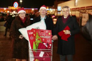 Kielce. 07.12.2019. Parlamentarzyści włączyli się w akcję Szlachetna Paczka. Na zdjęciu (od lewej): Marianna Noworycka - Gniatkowska - radna, Piotr Wawrzyk - wiceminister spraw zagranicznych, Krzysztof Słoń - senator / Wiktor Taszłow / Radio Kielce