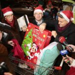 Kielce. 07.12.2019. Parlamentarzyści włączyli się w akcję Szlachetna Paczka. Na zdjęciu (od lewej): Marianna Noworycka - Gniatkowska - radna, Piotr Wawrzyk - wiceminister spraw zagranicznych, Krzysztof Słoń - senator / Wiktor Taszłow / Radio Kielce